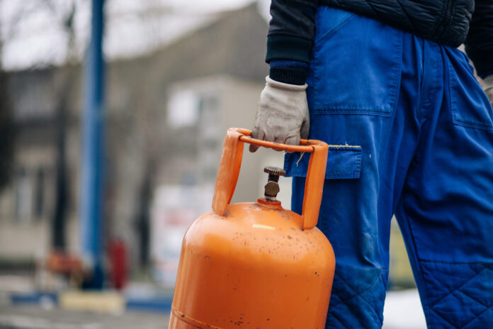 Over 4,000 Families in Erbil Camps Receive Gas via Electronic Cards