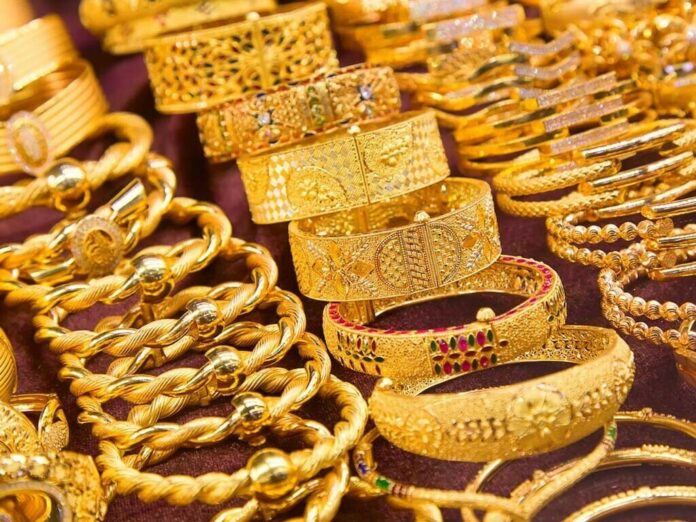 Gold Prices Fall to Nearly $3,956 as Strong Dollar Weighs on Market