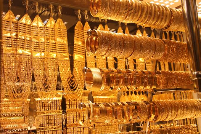 Gold Price Falls to $4,055 Per Ounce as Rate Hike Expectations Grow