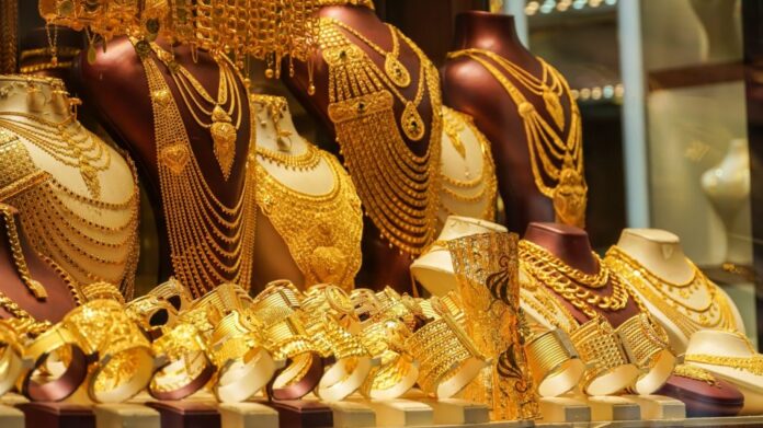 Gold Prices Drop Below $4,000 as Bond Yields and Dollar Strength Rise