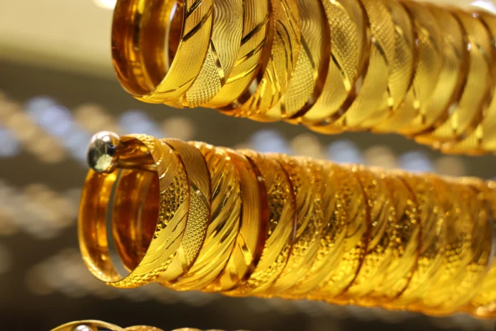 Gold Prices Fall as One Ounce Trades Near $4,060